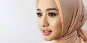 Intip Gaya Simpel Bella Berbusana Hijab