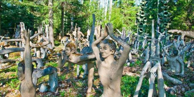 Misteri Patung Yoga di Taman Unik