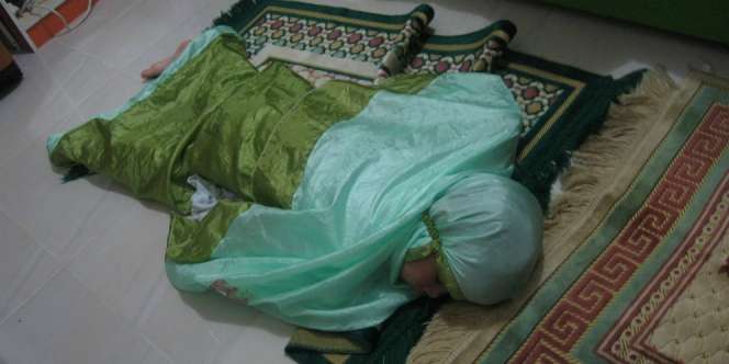 Ketiduran Saat Sedang Sholat, Batal atau Tidak?