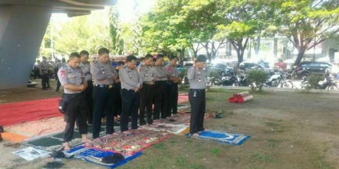 Masya Allah, Pak Kapolda Jadi Imam Sholat di Kolong Flyover