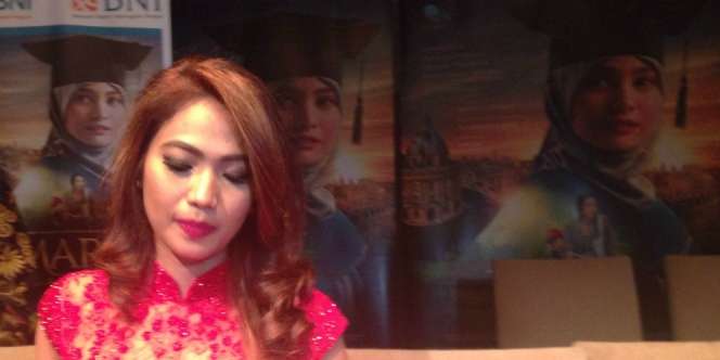 Tampil Beda, Kinaryosih Cat Rambut
