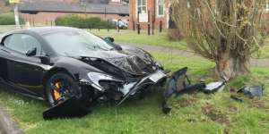 Baru Diantar Dealer, Mobil Rp 3,8 M Ringsek Tabrak Pohon