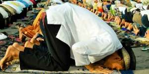 Mengkhayal Bikin Sholat Tidak Sah?
