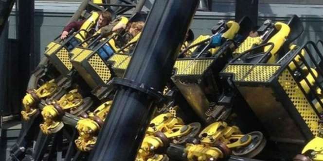 Mengerikan! Rollercoaster Macet, Penumpang Terjebak di Puncak