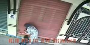 Astagfirullah, Wanita Tabur Tanah Kuburan di Toko Demi...