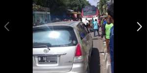 Mobil Plat Jakarta Parkir di tengah Rel Kereta