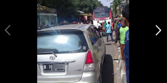 Mobil Plat Jakarta Parkir di tengah Rel Kereta