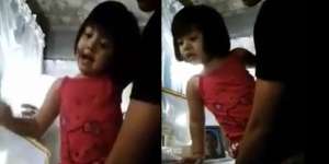 Sedih! Gadis Kecil Coba Bangunkan Ayah di Peti Mati
