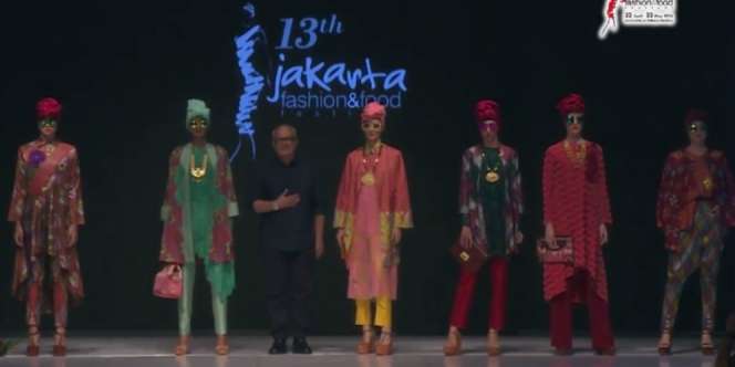 Aplikasi Tenun Garut di Busana Modest Wear