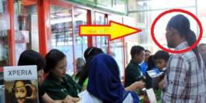 Tak Dilayani Karena Lusuh, Pria Ini Malah Borong 25 Ponsel
