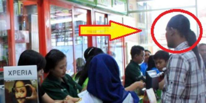 Tak Dilayani Karena Lusuh, Pria Ini Malah Borong 25 Ponsel