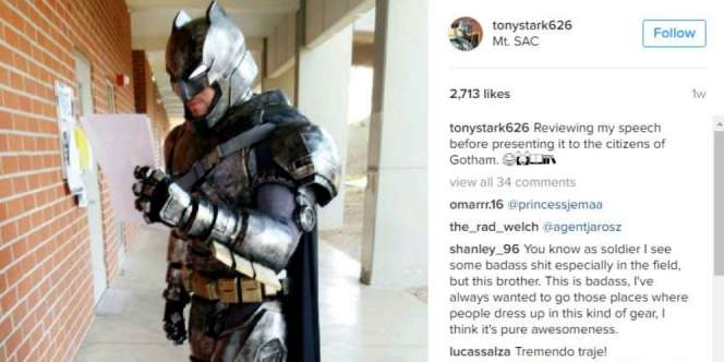 Mahasiswa Presentasi Tugas Kuliah Pakai Kostum Batman