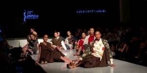 Kombinasi Floral dan Batik Lurik dari Lulu Lutfi Labibi