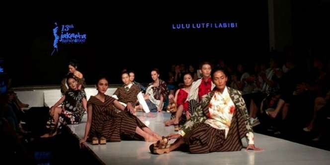 Kombinasi Floral dan Batik Lurik dari Lulu Lutfi Labibi