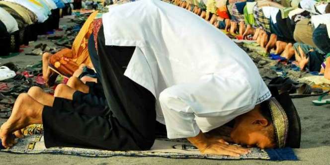 Bangkit dari Sujud Wajib Kepalkan Tangan?