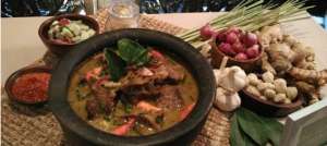Rahasia Alami Memasak Empal Gentong, Kayu Bakar!
