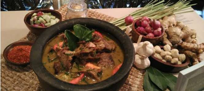 Rahasia Alami Memasak Empal Gentong, Kayu Bakar!