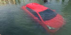 Terlalu Percaya GPS, Mobil Nyebur Masuk Danau