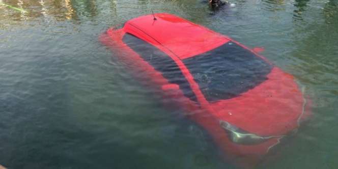 Terlalu Percaya GPS, Mobil Nyebur Masuk Danau