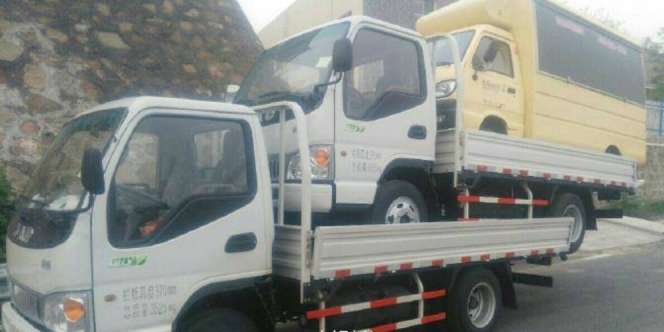 Unik Sekaligus Bahaya, Truk Angkut 2 Mobil Bertumpuk
