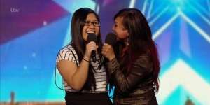 Duet `Ana and Fia` dari Indonesia Pukau Simon Cowell