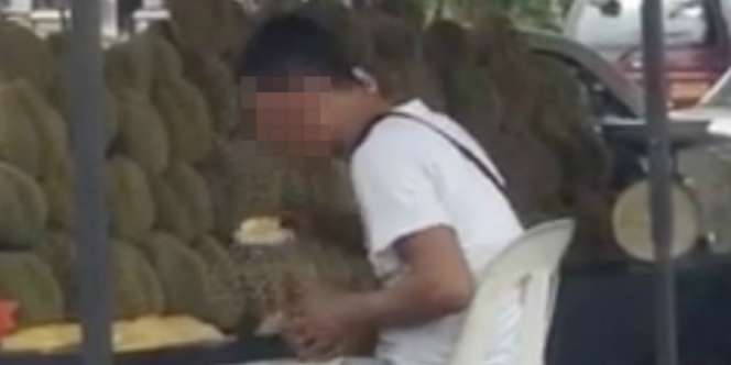 Astagfirullah, Penjual Ini Ludahi Durian Sebelum Dijual