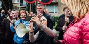 Selfie Depan Pendemo Anti-Islam, Hijaber Panen Pujian