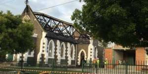 Masjid Dibakar, Gereja Pinjamkan Ruang untuk Sholat Jumat