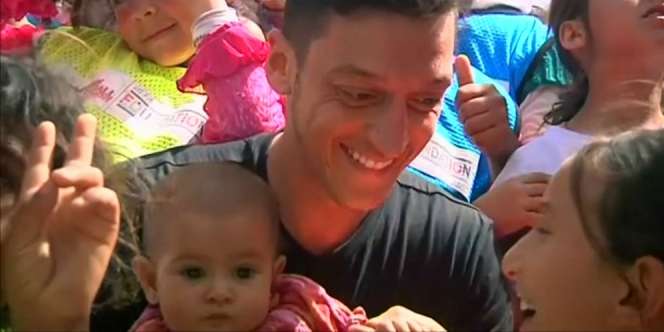 Masya Allah, Mesut Ozil Kembalikan Senyum Anak-anak Suriah