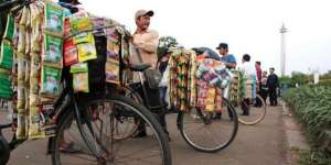 Jajakan Kopi Keliling, Untung Jutaan Rupiah Sebulan