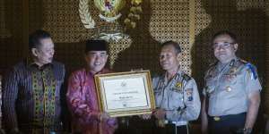 Bripka Seladi, Polisi Pemulung Itu Dapat Penghargaan dari DPR