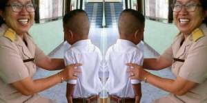 Kocaknya Foto `Bocah Tak Bisa Pipis karena Resleting Hilang`