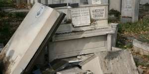 Geger Nisan Kuburan Berserakan, Ternyata...