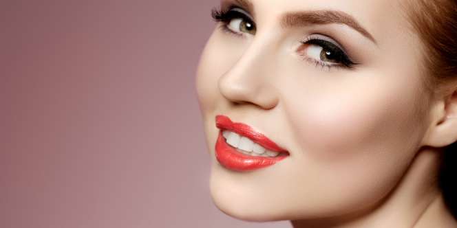 Tips Menjaga Warna Bibir Merah Merona