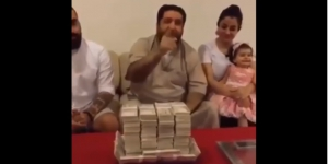 Geger Ultah Si Anak Artis, Hadiah Uang Tunai Seberat Tubuhnya