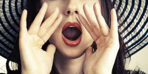 Sesuaikan Warna Lipstik dengan Outfit, Yuk!