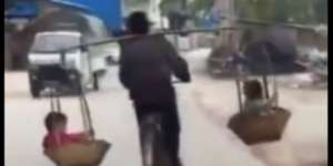 Heboh Aksi Akrobatik Ayah Pikul Dua Anak Sambil Bersepeda