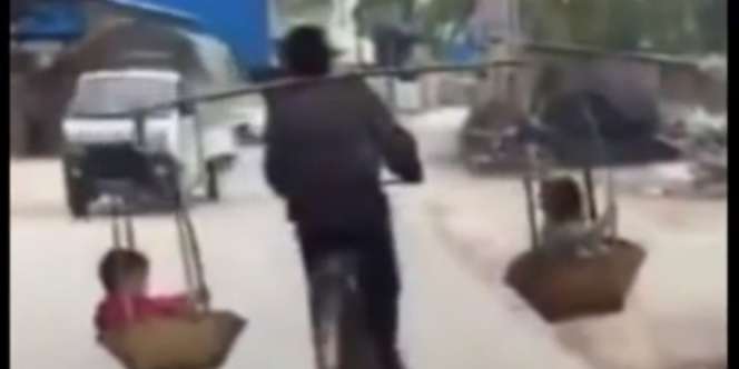 Heboh Aksi Akrobatik Ayah Pikul Dua Anak Sambil Bersepeda
