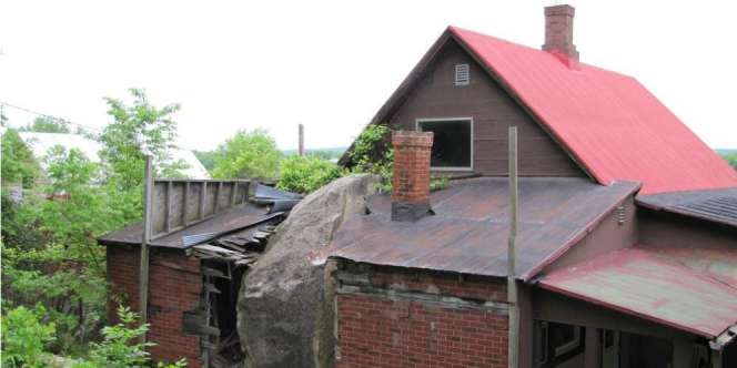 Tertimpa Batu 55 Ton, Rumah Ini Malah Dikagumi Wisatawan