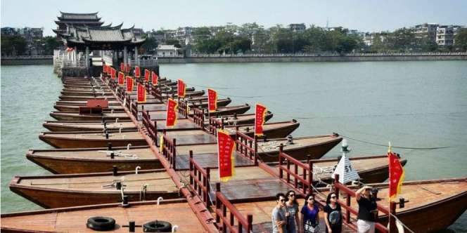 Destinasi Mengagumkan, Perahu Terapung Membentuk Jembatan