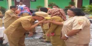 Masya Allah, Gubernur Itu Tetap Cium Tangan Sang Guru