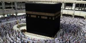 Mengapa Kiswah Kabah Berwarna Hitam? Ternyata...