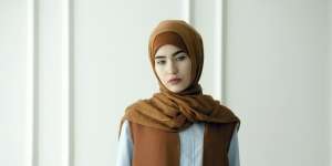 Mix Match Outfit yang Cantik untuk Makeup Bibir Merah