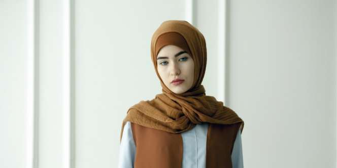Mix Match Outfit yang Cantik untuk Makeup Bibir Merah
