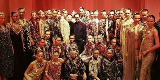 Koleksi Biyan dalam Benang Merah untuk Spring Summer 2017