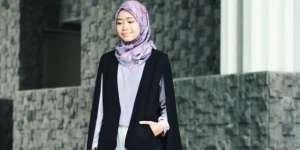 Ardiatami: Paduan Cocok 'Cape Blazer' dan Palazzo Buat Ngantor
