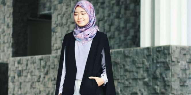 Ardiatami: Paduan Cocok 'Cape Blazer' dan Palazzo Buat Ngantor