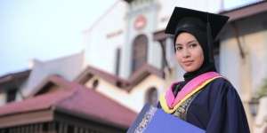 Tips Memilih Lipstik Anti Luntur