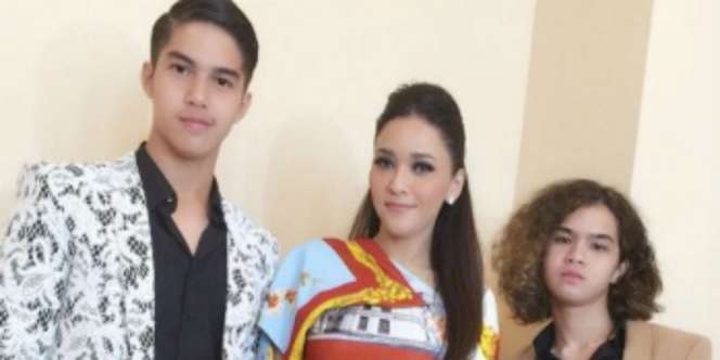 Anak Maia Gendong Buah Hati Mulan Bikin Netizen..
