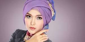 Bermain Aksen Warna Hijab Vs Warna Lipstik